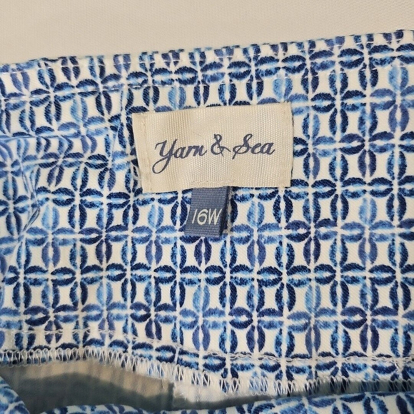 Yarn & Sea Blue White Geometric Patterned Capris Plus Size 16W - Picture 7 of 10